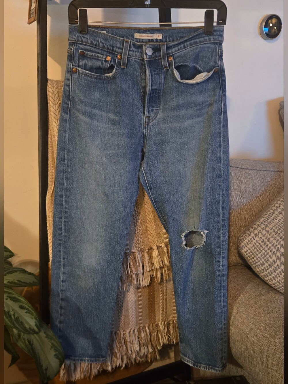 Levi’s Wedgie Straight High Rise Distressed Knee Jeans 27x26
